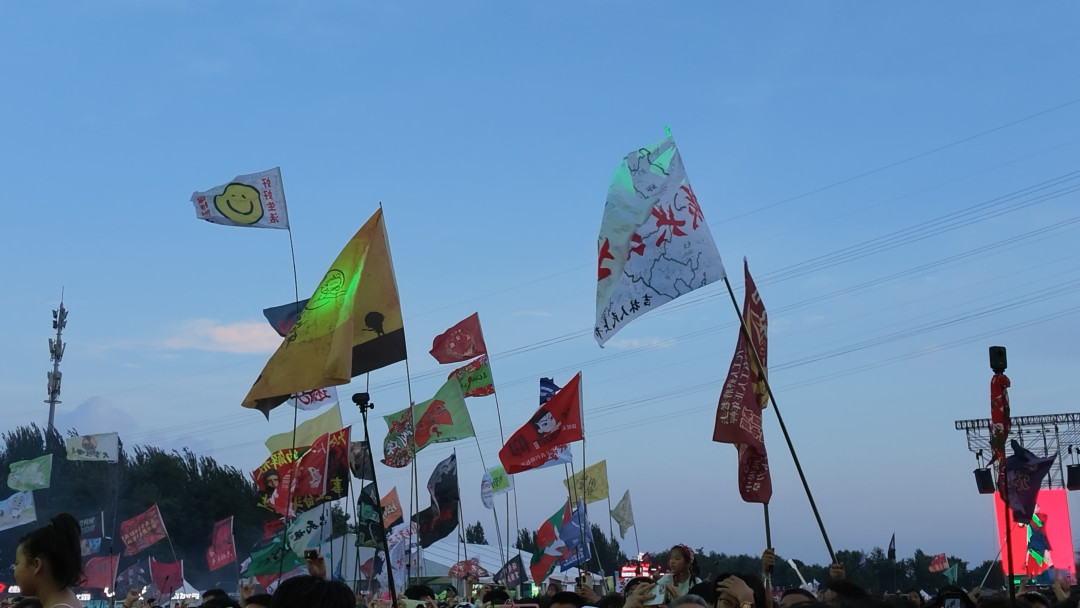 “没人认识的地方就是南方”刷屏,痛仰的《公路之歌》被重新点着:补课顺序和现场判断一次说清