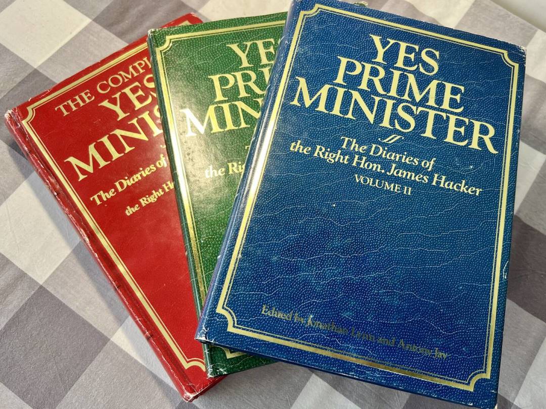英国新首相被“白宫高仿号”骗了:这两周的英国新闻,《是,首相》40年前都演过