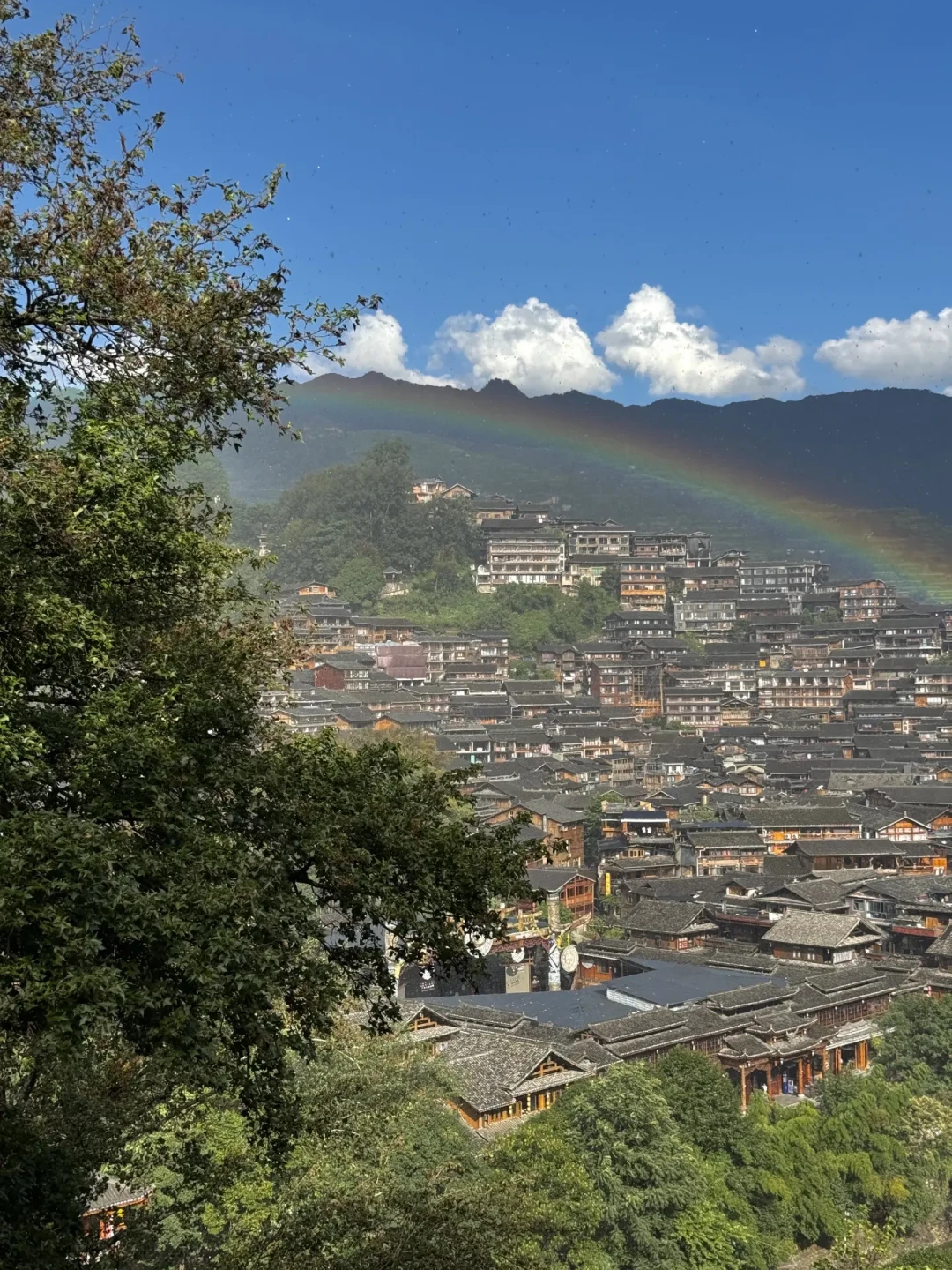 同一套苗服妆造，有人花58元，有人被坑一千多：西江千户苗寨旅拍实价表与避坑流程