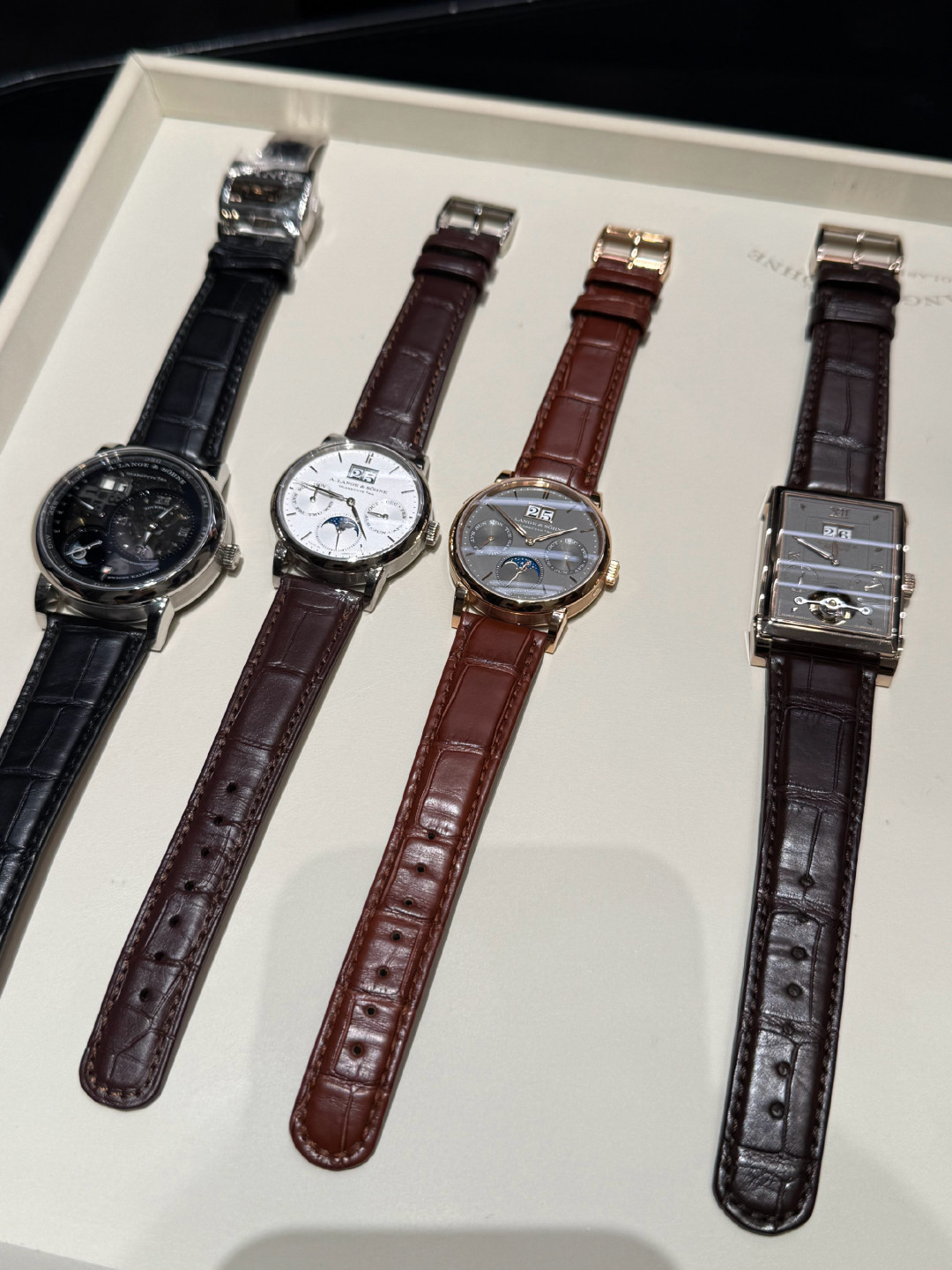 Lange 1 的第七枚 Lumen:限量50只、定价未宣,巡展收官后去哪看这枚陀飞轮万年历?