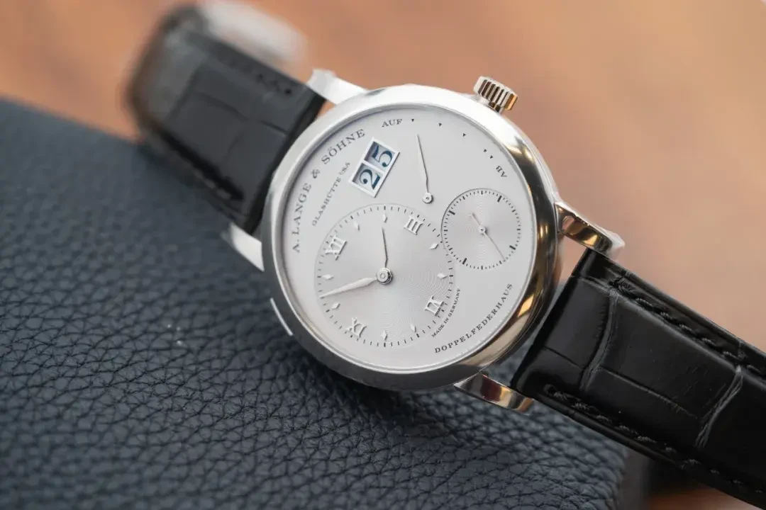 Lange 1 的第七枚 Lumen:限量50只、定价未宣,巡展收官后去哪看这枚陀飞轮万年历?