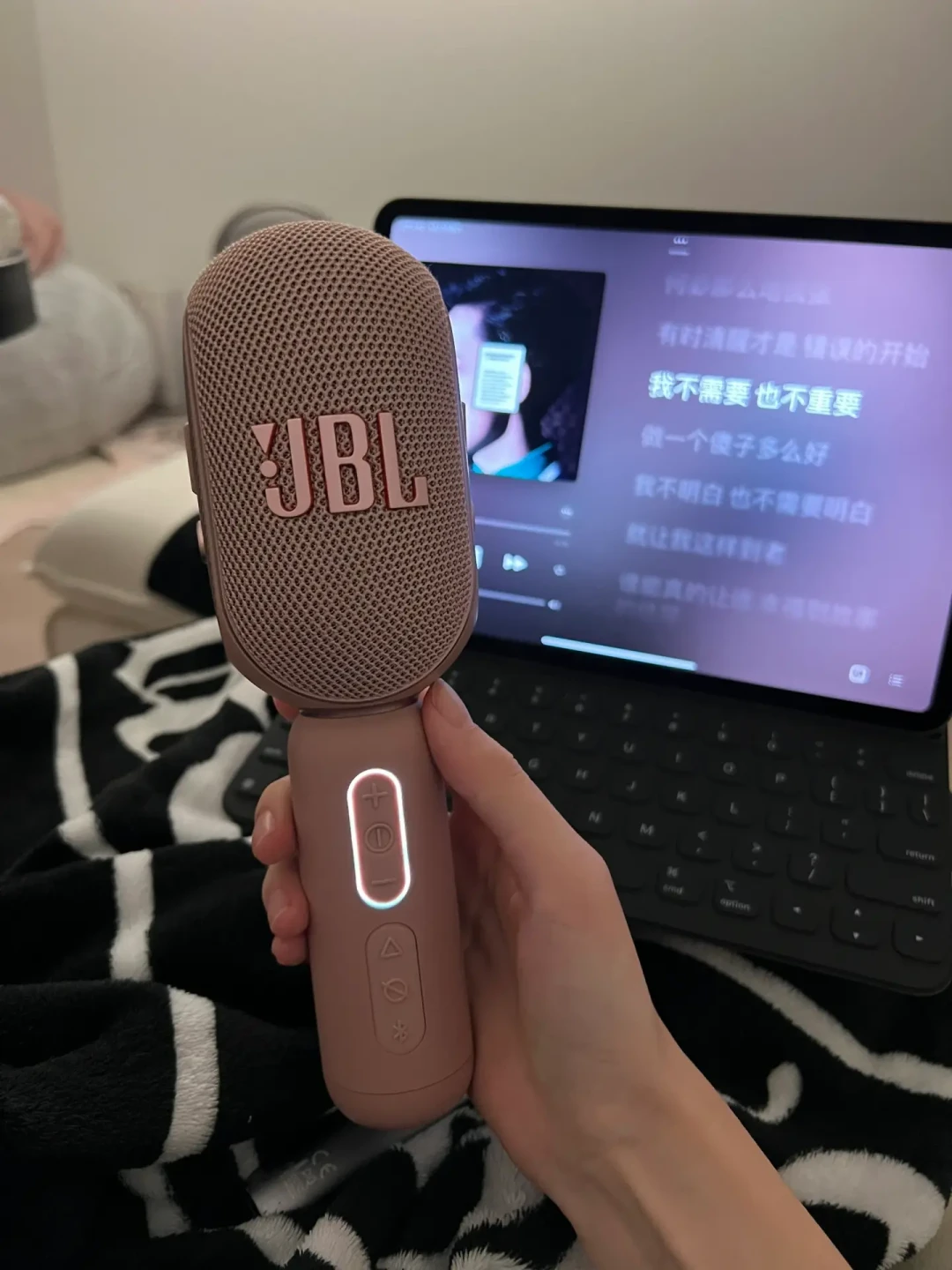 一百块和一千块的K歌音响都是贴牌货?翻遍22款实测和全网评论区,整理出这份价位清单