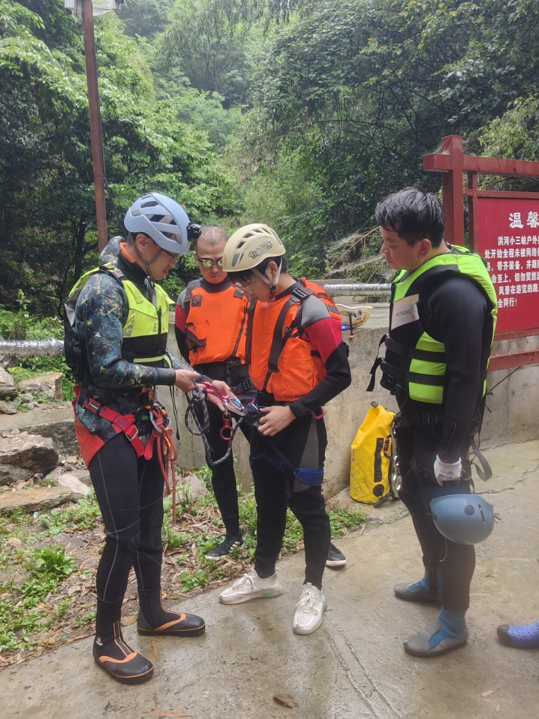 168元的溪降、298元的瀑降，今夏爆火，但没人跟你说清楚那根绳的安全冗余