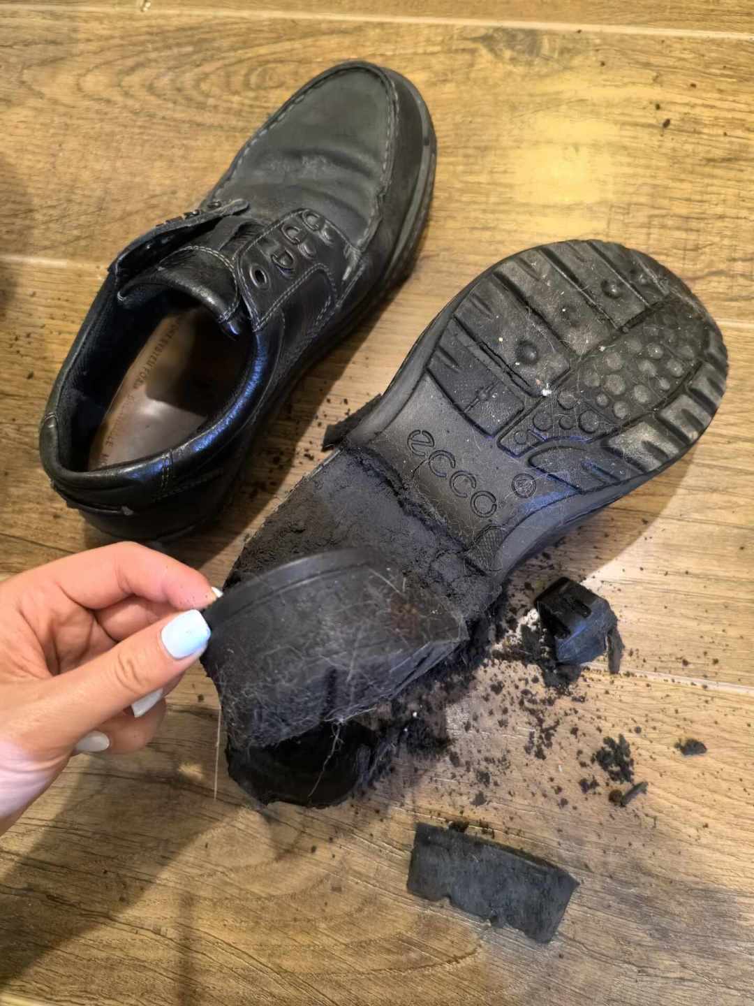 上千元ECCO在鞋柜里碎成渣？越舍不得穿坏得越快：PU底水解避坑与自救指南