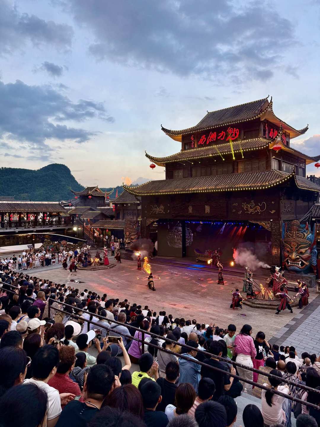 暑期《魅力湘西》一票难求,到底值不值?对比张家界四大夜秀后,我劝这三类人放弃