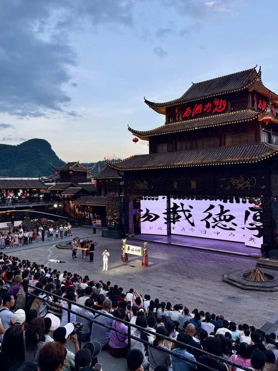 暑期《魅力湘西》一票难求,到底值不值?对比张家界四大夜秀后,我劝这三类人放弃
