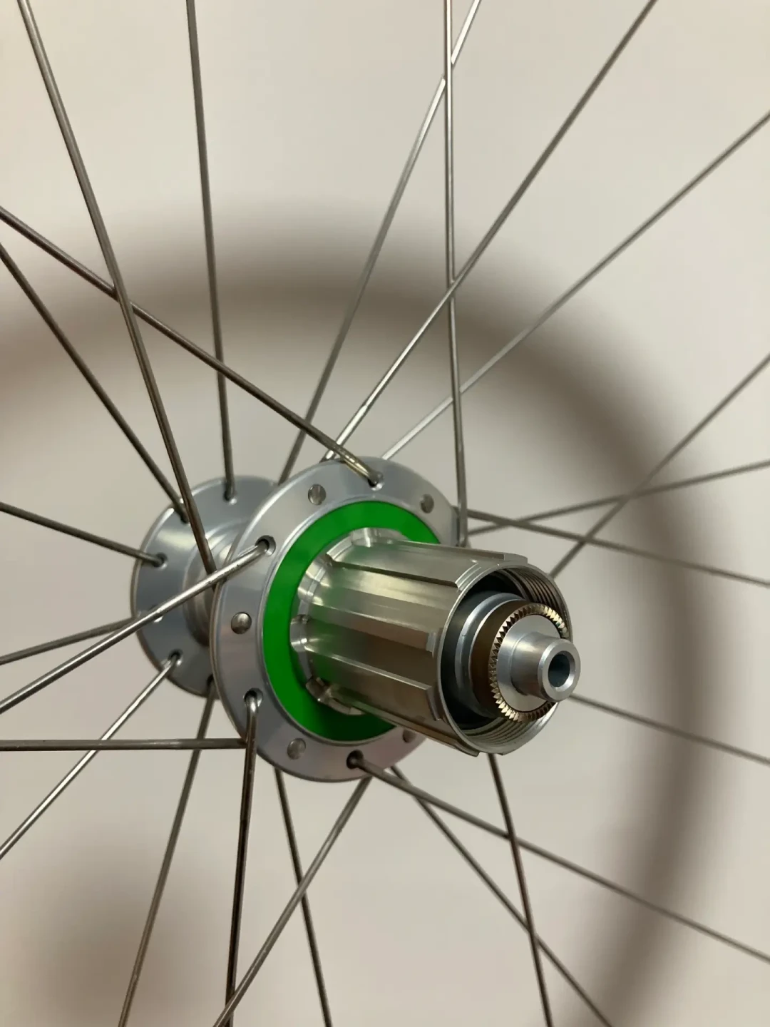 Shimano 1.7万的新旗舰全系碳辐条,为什么玩自编的人反而换回了钢条