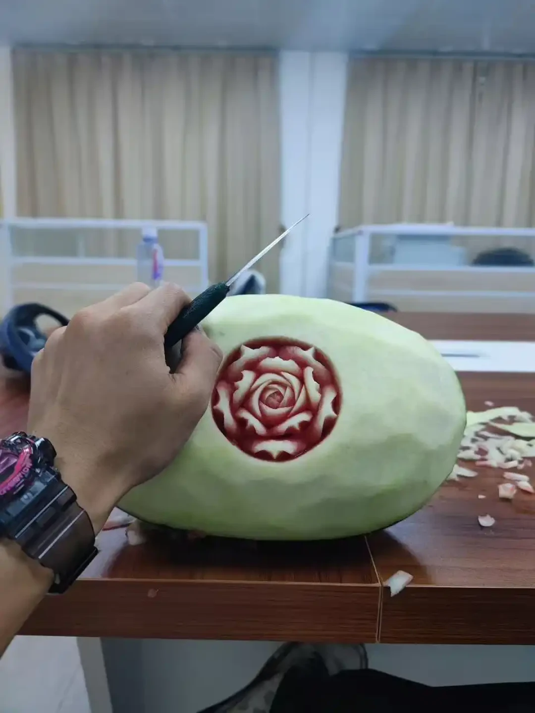 西瓜季来了,“把西瓜做成吃不起的样子”又火了:在家复刻,得先从萝卜开始