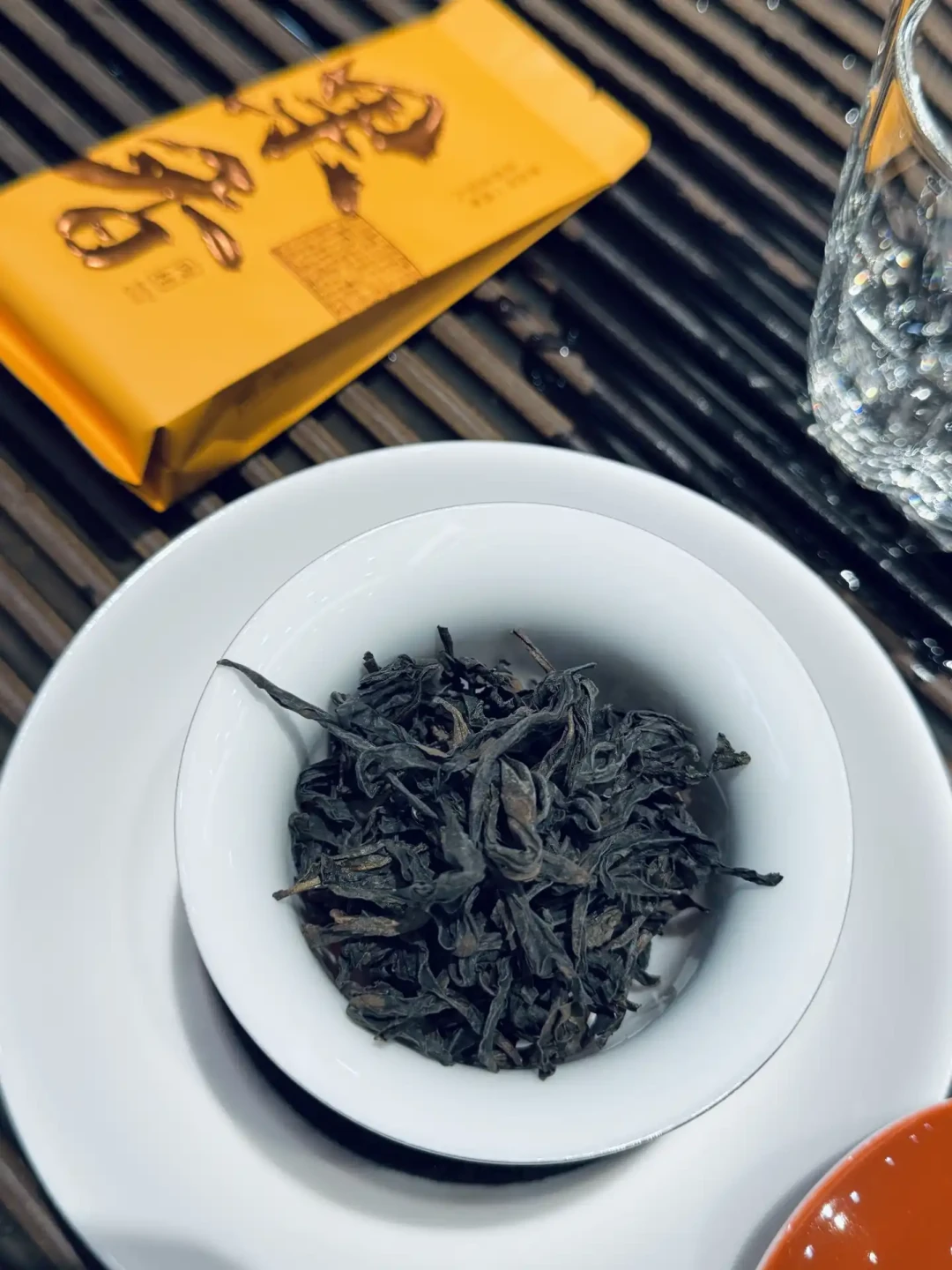 胖东来茶区排队两小时背后:一张价目表,和4条买茶不踩坑的红线