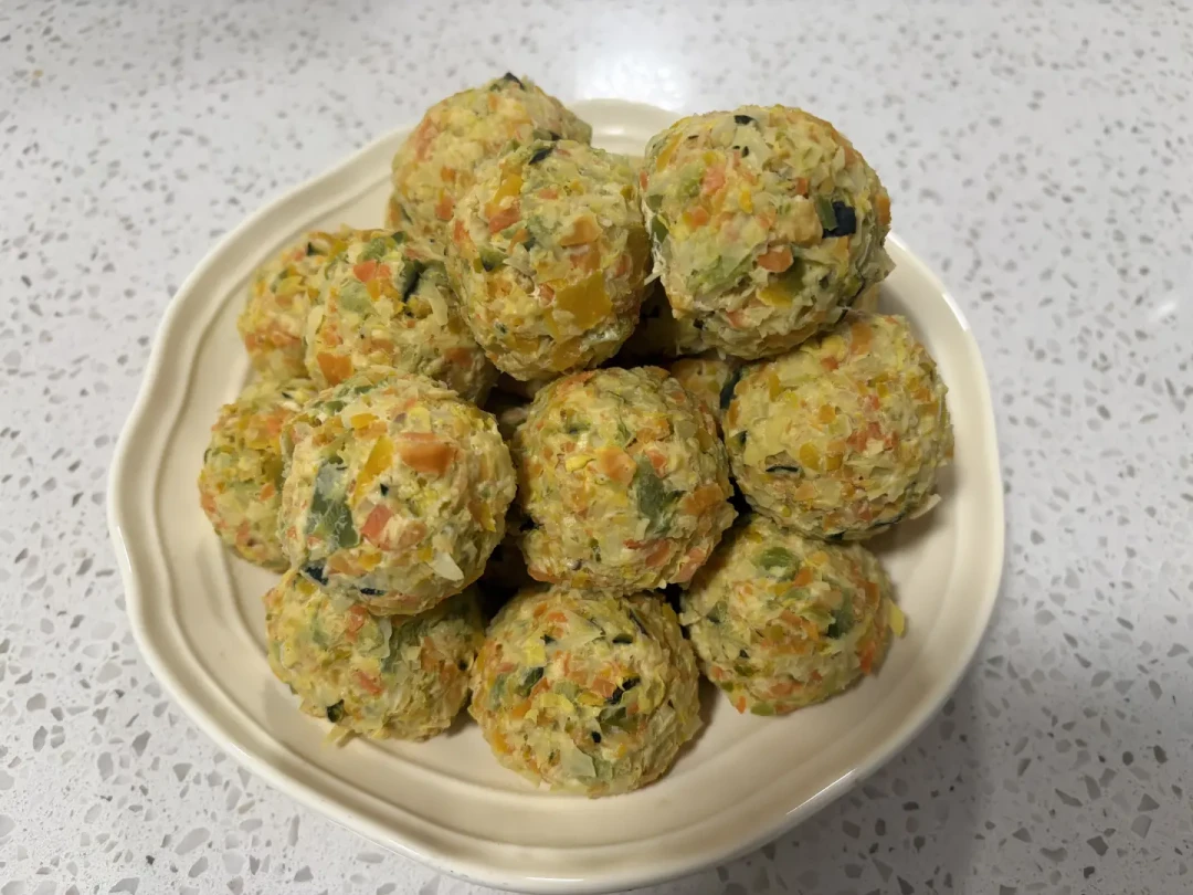 老年犬吃饭越来越慢，别急着怪它挑食：「咬不动」判断信号清单+五种软食方案对比