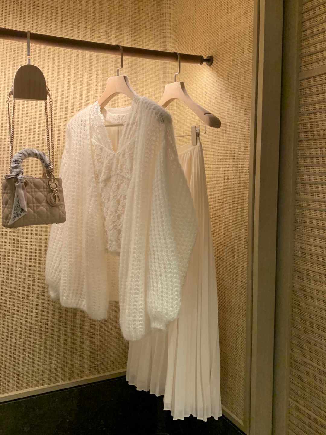 越做减法越费钱?早秋穿搭的钱,得花在“露出来”的地方