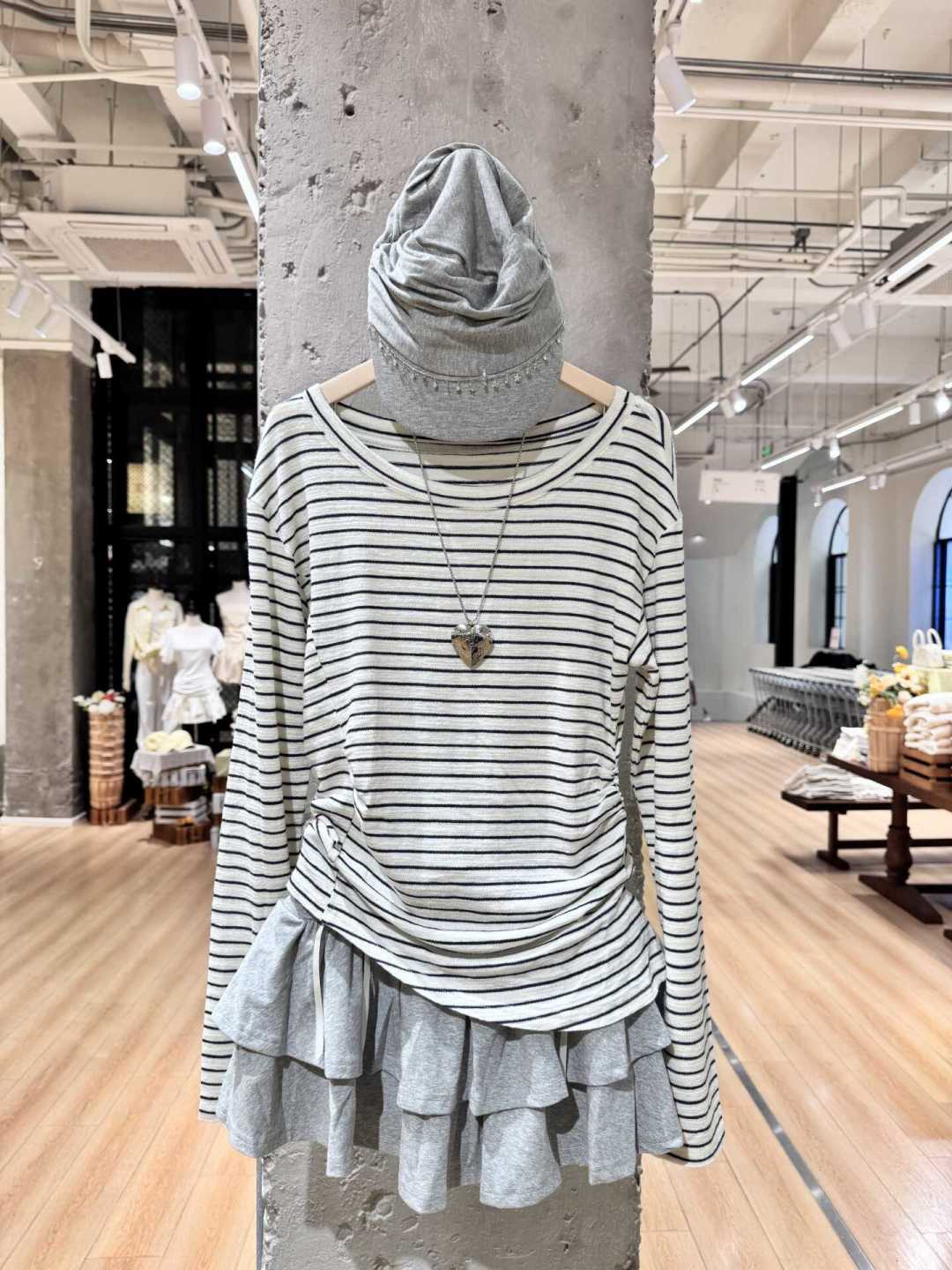 越做减法越费钱?早秋穿搭的钱,得花在“露出来”的地方