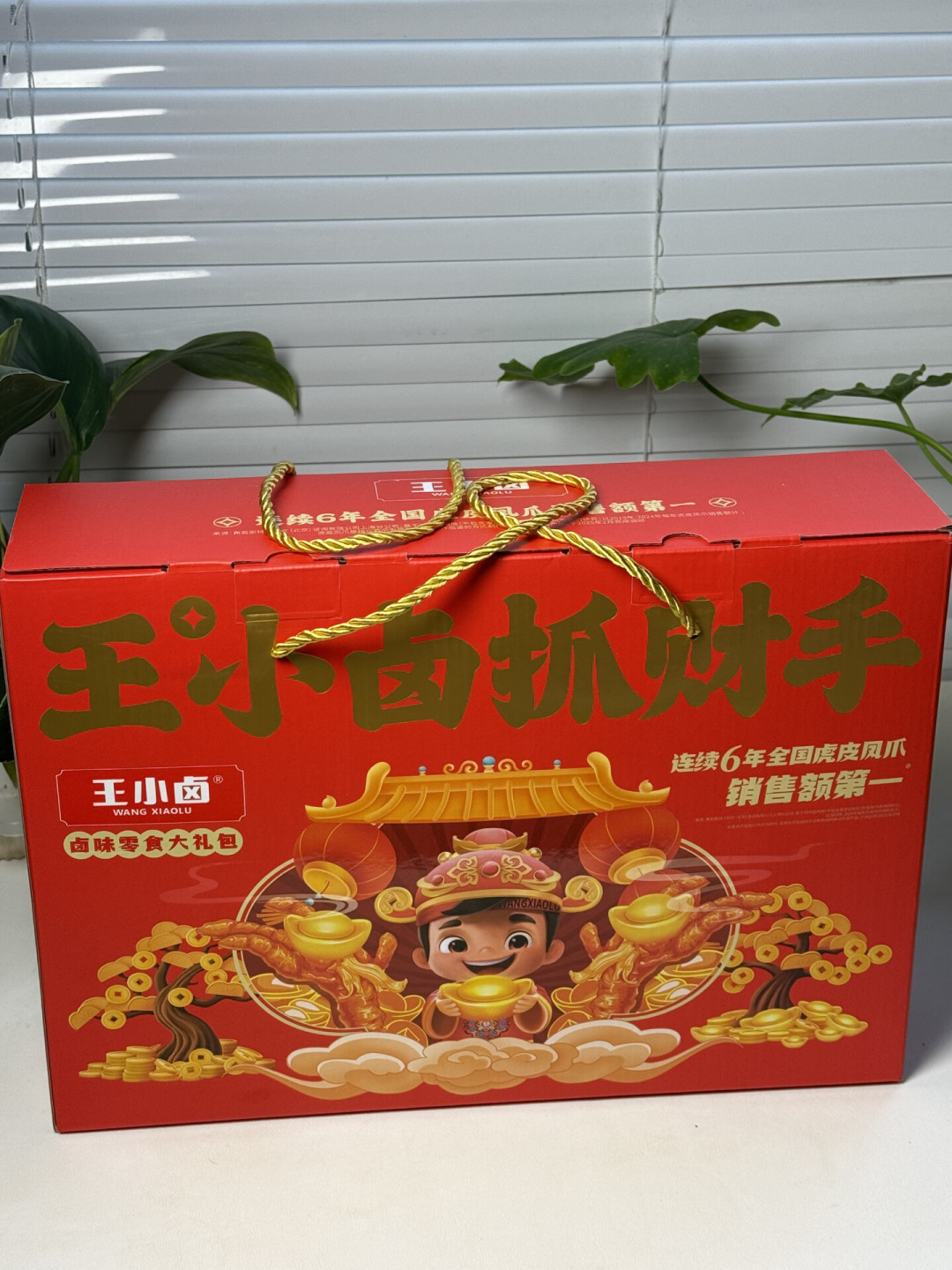 杨幂的一年合约到期了,王小卤下一任代言人据传是他:粉丝等官宣,老客等价格