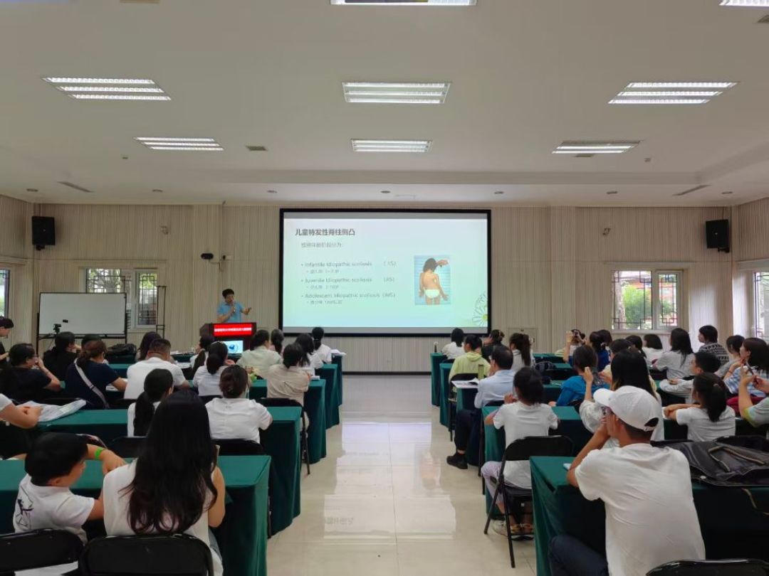 孩子体检提示脊柱侧弯,先别急着买矫姿带:开学前的自查、分级与避坑清单