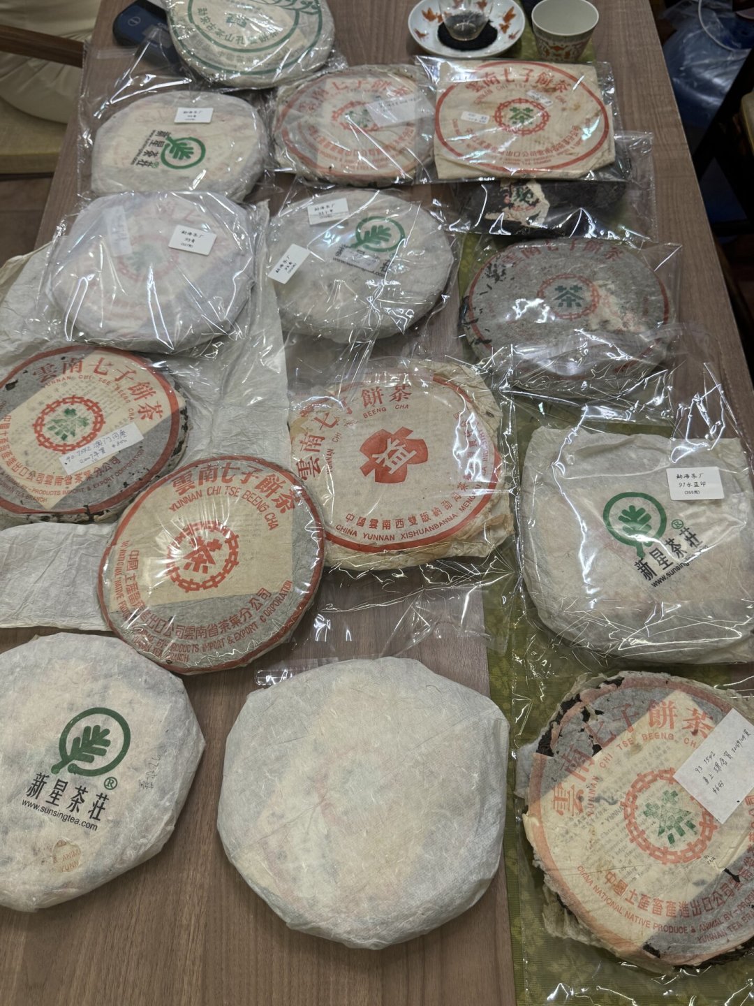 家里翻出一饼老茶,回收帖说值六位数:先别急着发照片