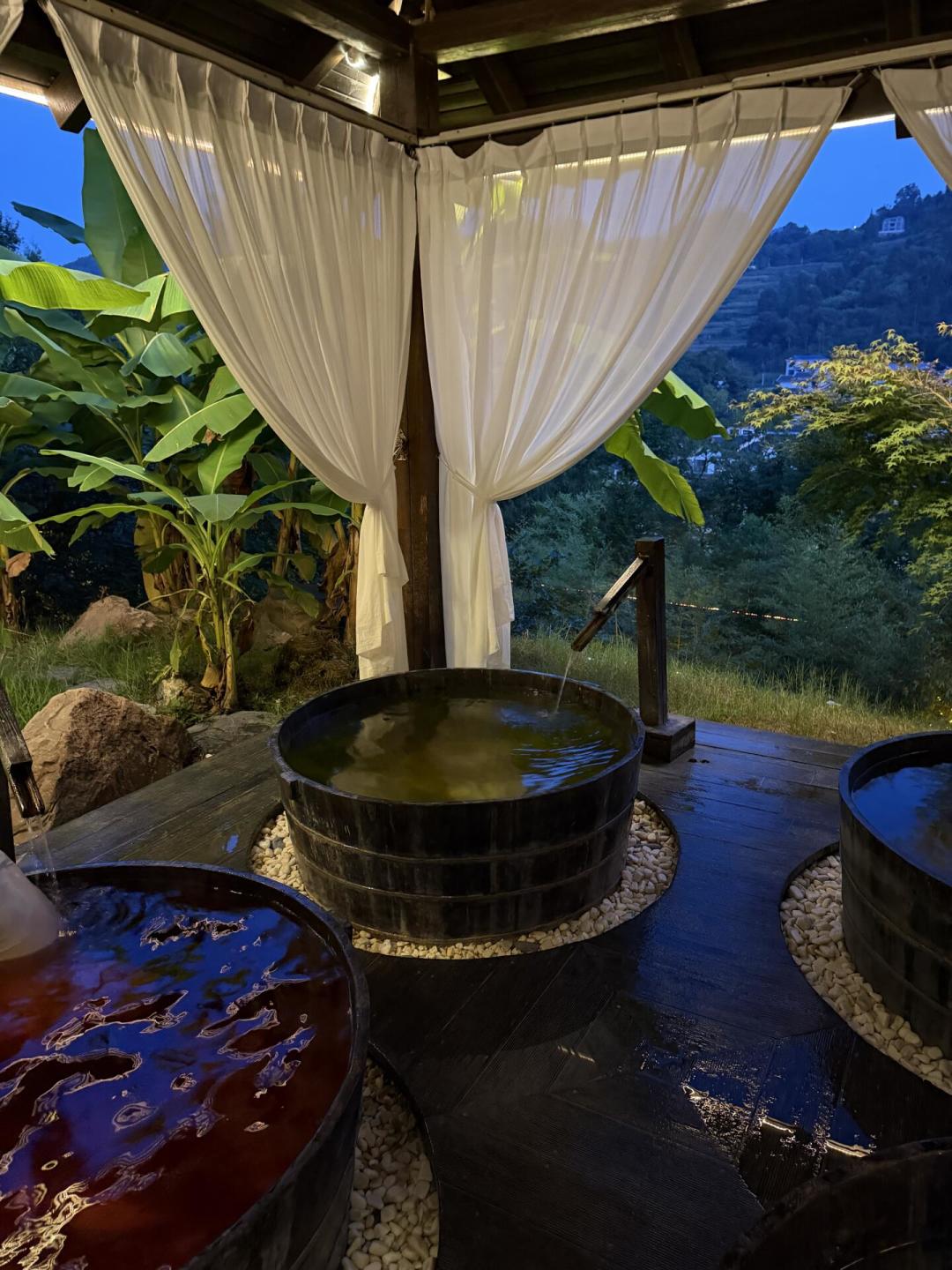 71岁老人泡露天温泉猝死,经营者赔了8.6万:夏天泡汤前,先把这几件事想清楚