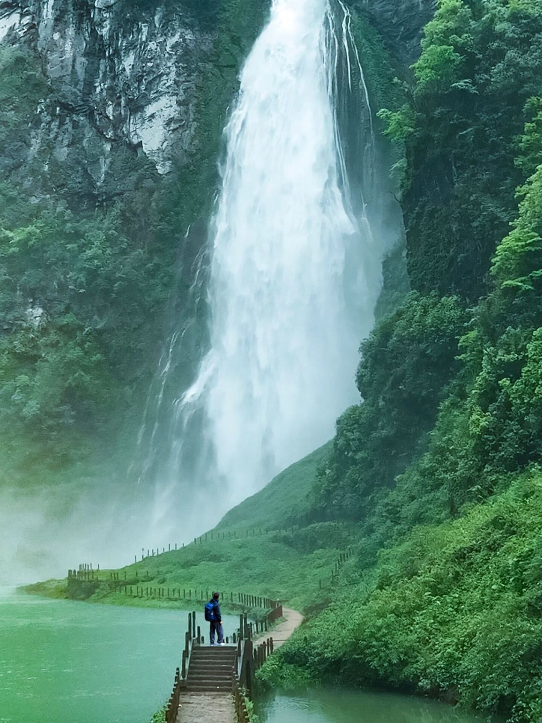 清迈瀑布山洪冲走游客、甘肃双石门25人遇难:汛期进山看瀑布,先过“三问五信号”