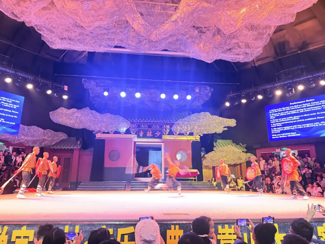 少林寺的80元门票,一半的值在这场功夫表演:每天6场免费,但不懂排队规则会吃亏