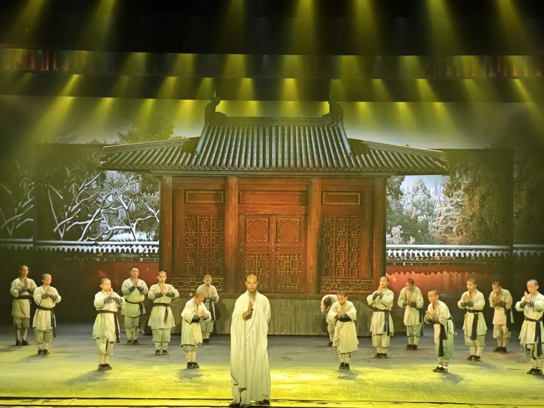 少林寺的80元门票,一半的值在这场功夫表演:每天6场免费,但不懂排队规则会吃亏