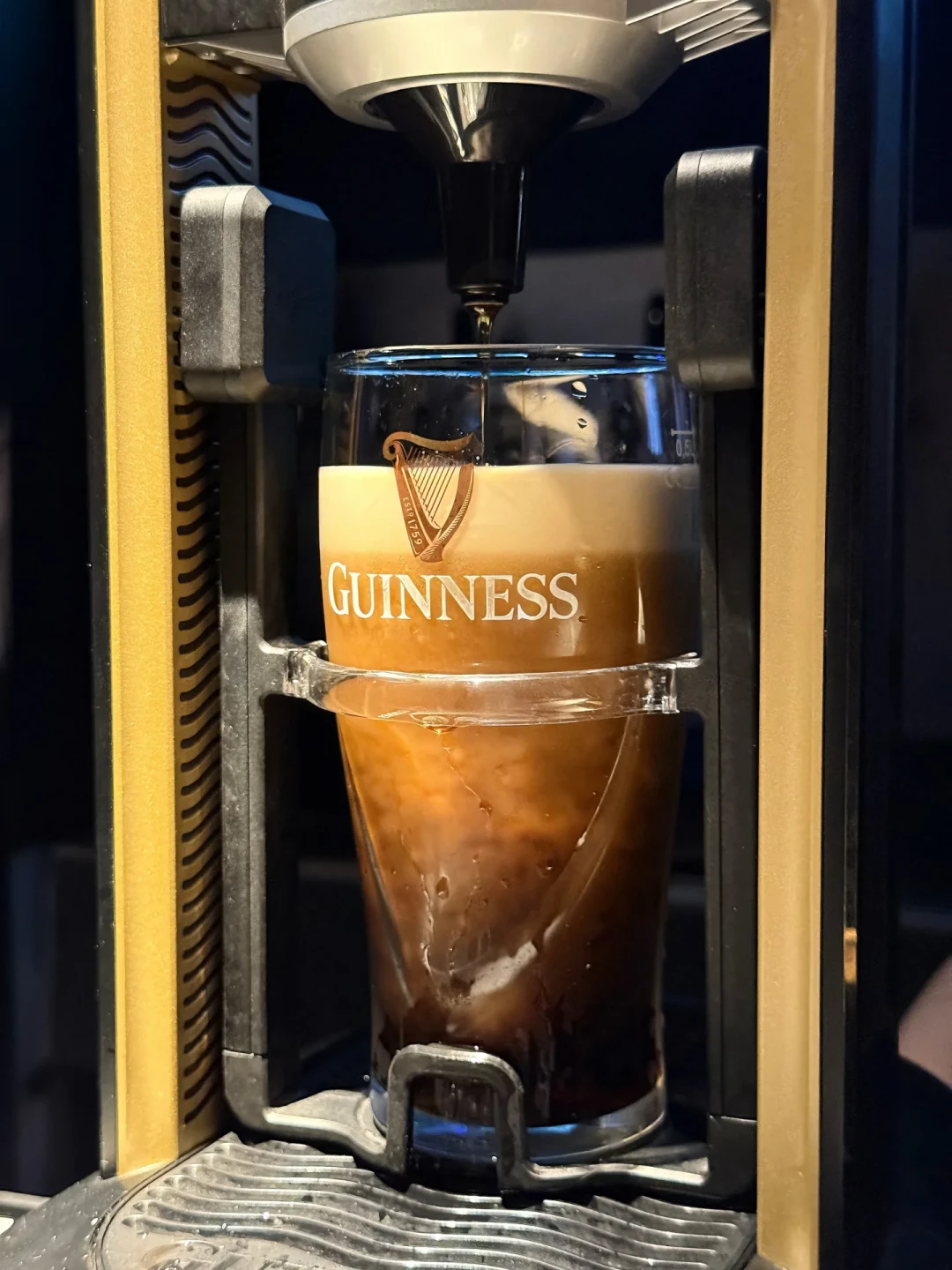英超开赛本周六,索尔斯克亚空降上海:官方啤酒为什么是一杯4.2度的黑啤