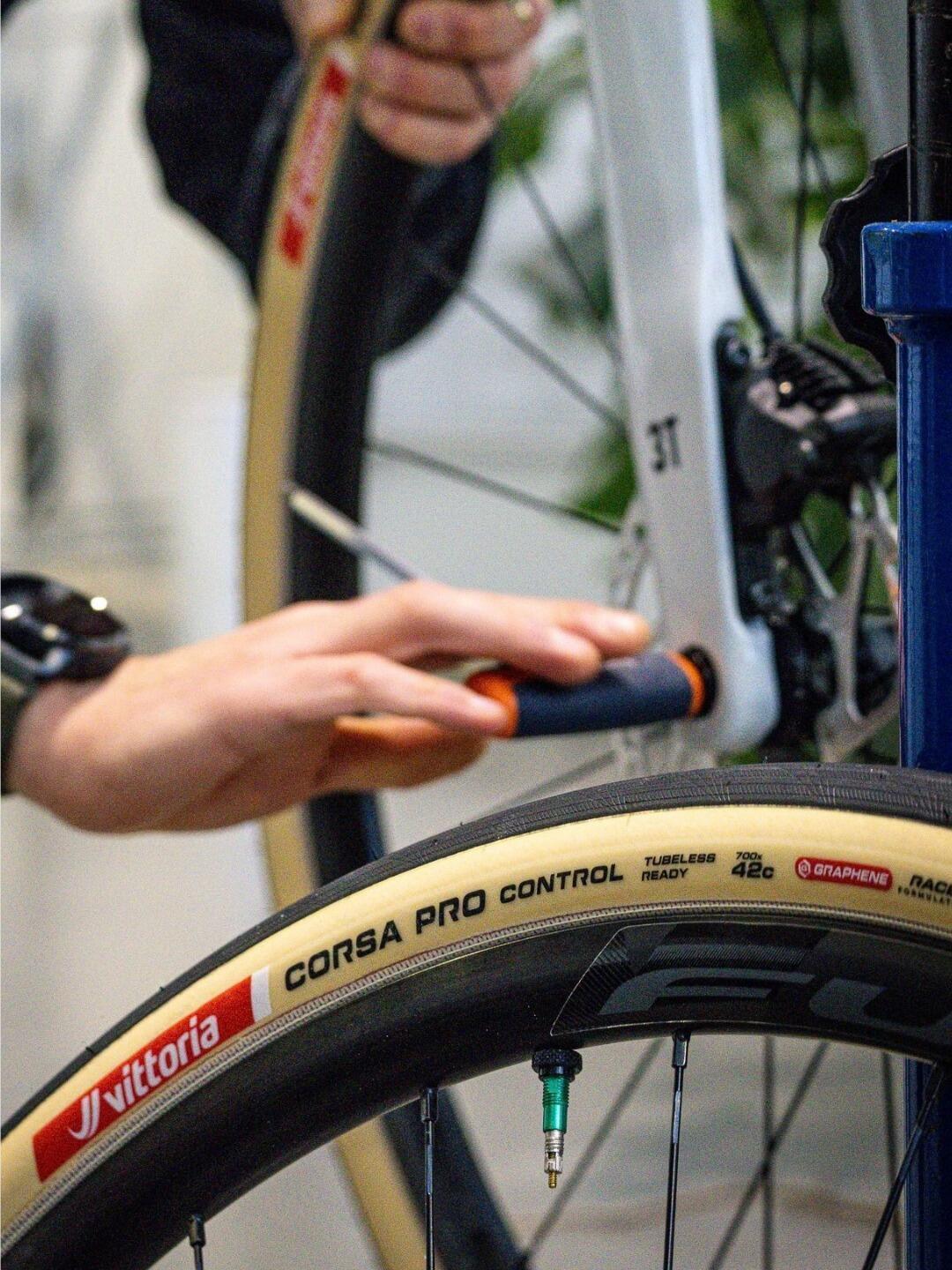 装车后的Vittoria Corsa PRO Control宽胎实拍