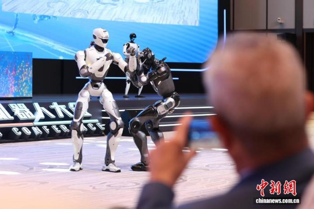 车灯会笑、AI陪伴被立规矩:2026年的