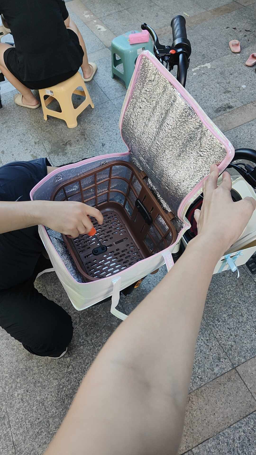 台铃的车篮,白天养鱼、晚上晃眼:翻了十几个评论区,整理出这份0元起的自救清单