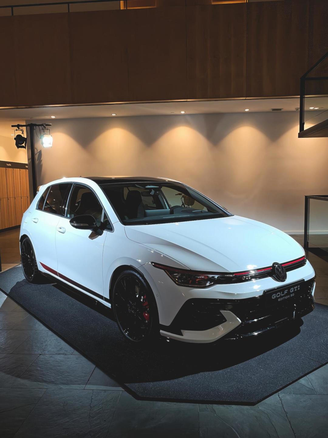 GTI 50岁:海外325匹限量版秒光,国内19.9999万起还有三代可选,末代燃油钢炮的买法我全捋清了