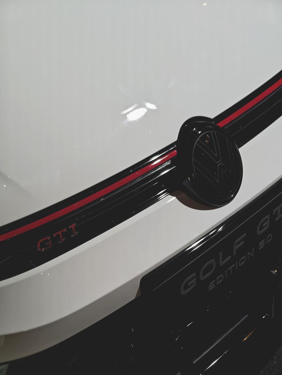GTI 50岁:海外325匹限量版秒光,国内19.9999万起还有三代可选,末代燃油钢炮的买法我全捋清了