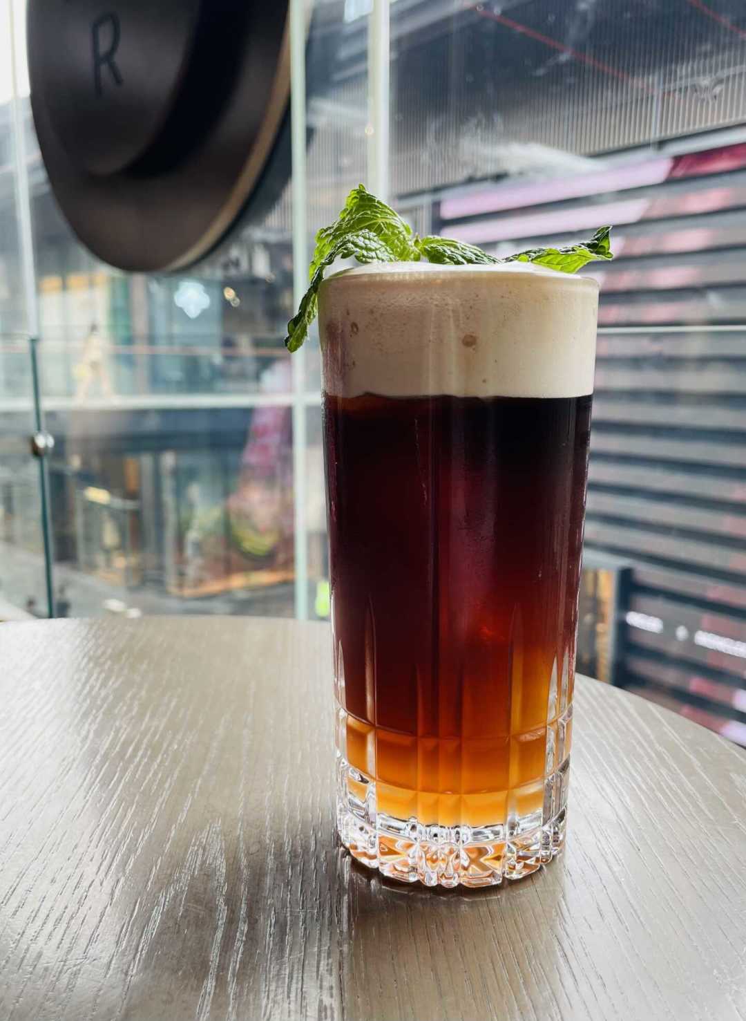 星巴克桶酿第七年回归,一杯49到89元,口碑分成两派——今年的桶酿怎么喝才不踩坑