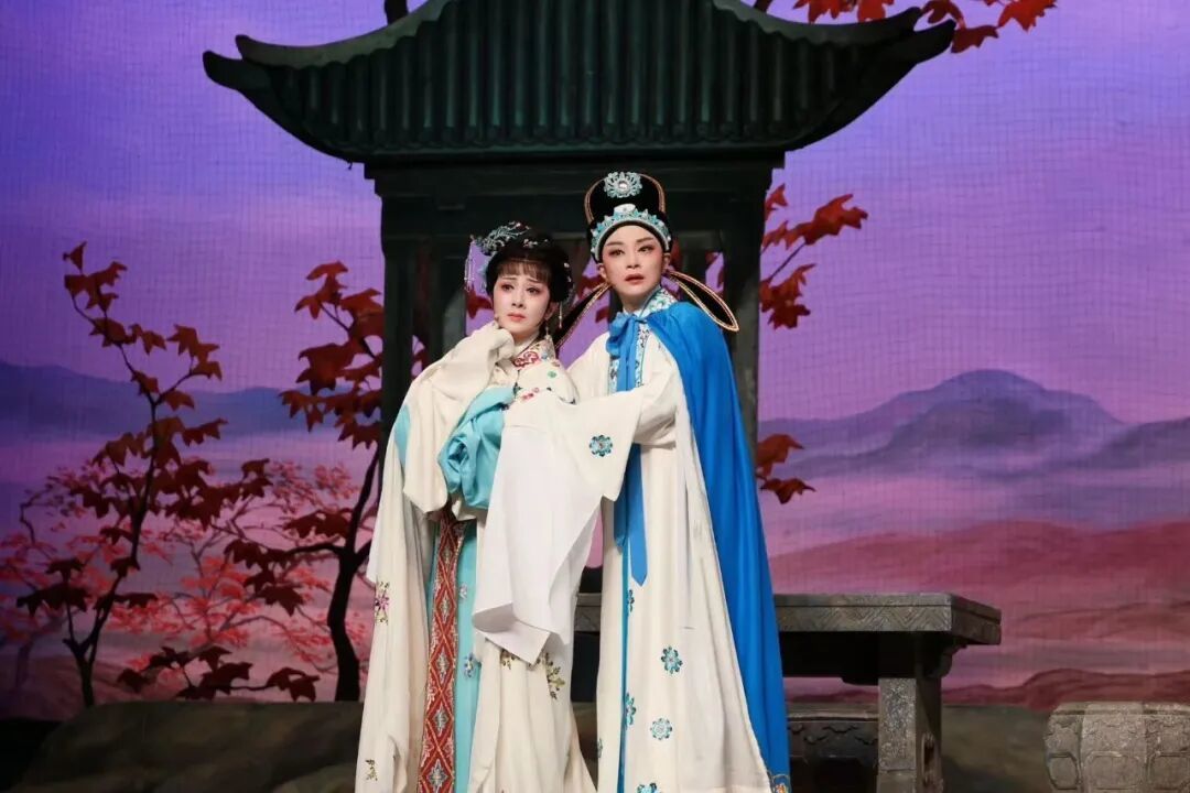 越剧诞生120周年，都盯上了《西厢记》：上越“工笔”版和陈丽君“青春版”，该看哪一版？