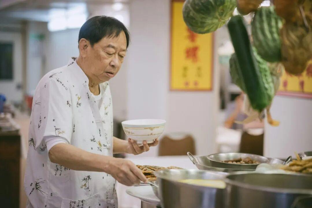 《唐伯虎点秋香》的“师爷”走了:33年后,全网为什么还在为秋香的结局争论