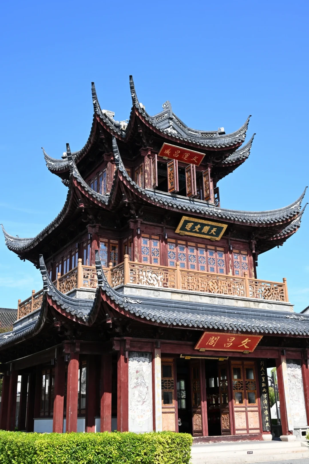 《唐伯虎点秋香》的“师爷”走了:33年后,全网为什么还在为秋香的结局争论