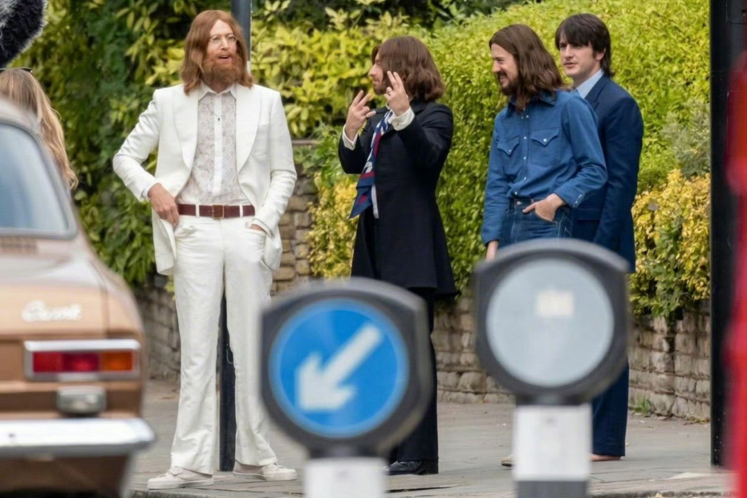 披头士传记片路透刷屏：四主演重现Abbey Road封面，“像不像”吵翻全网，2028年四部曲值得等吗