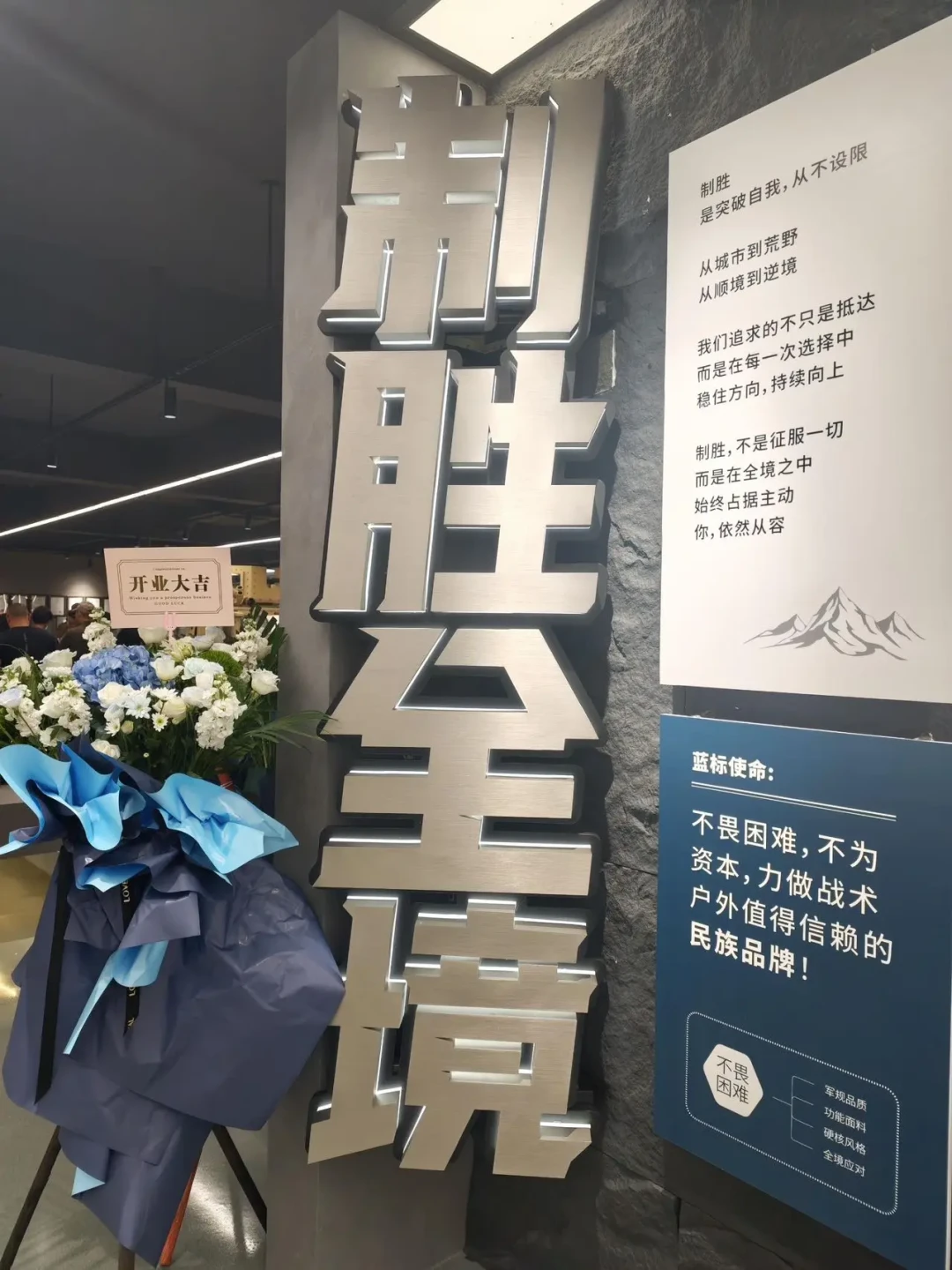 战术服装火了:龙牙卖18亿,被嘲“狗都不买”的爱默生开出体验馆,怎么买
