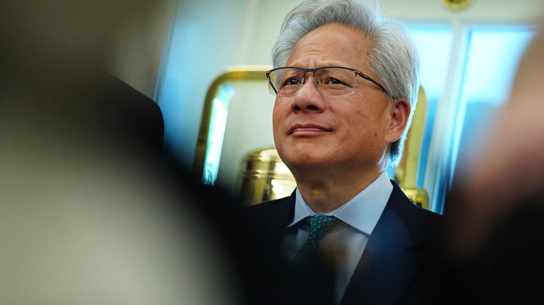 英伟达要调动5000亿“别人的钱”卖自家芯片,伯里怒斥“像安然”:先搞懂这三层机制,再吵泡沫破不破