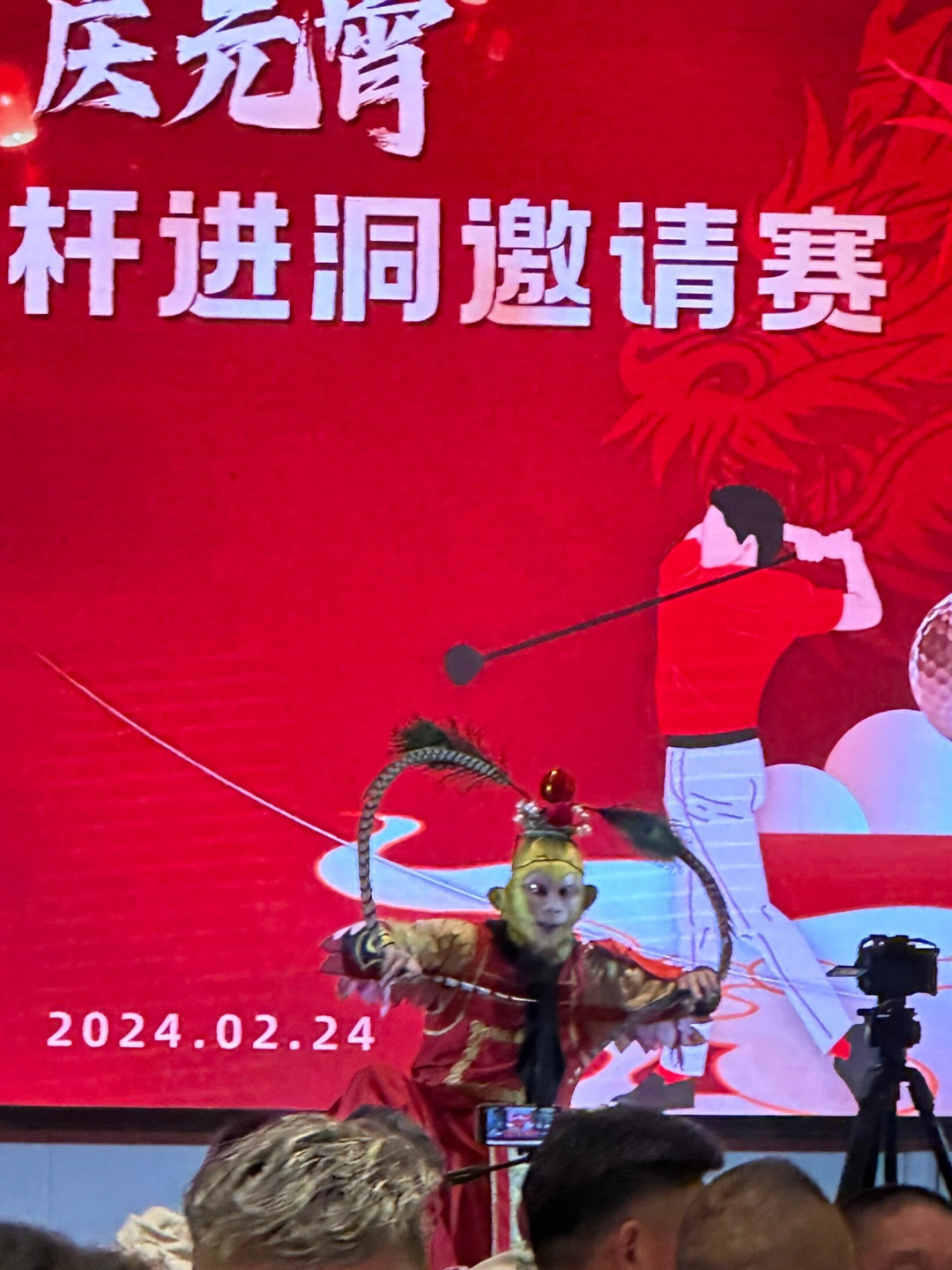 业余球手轰出376米一杆进洞:我算清了六百万分之一是什么概念,顺手查了打一杆进洞要花多少钱