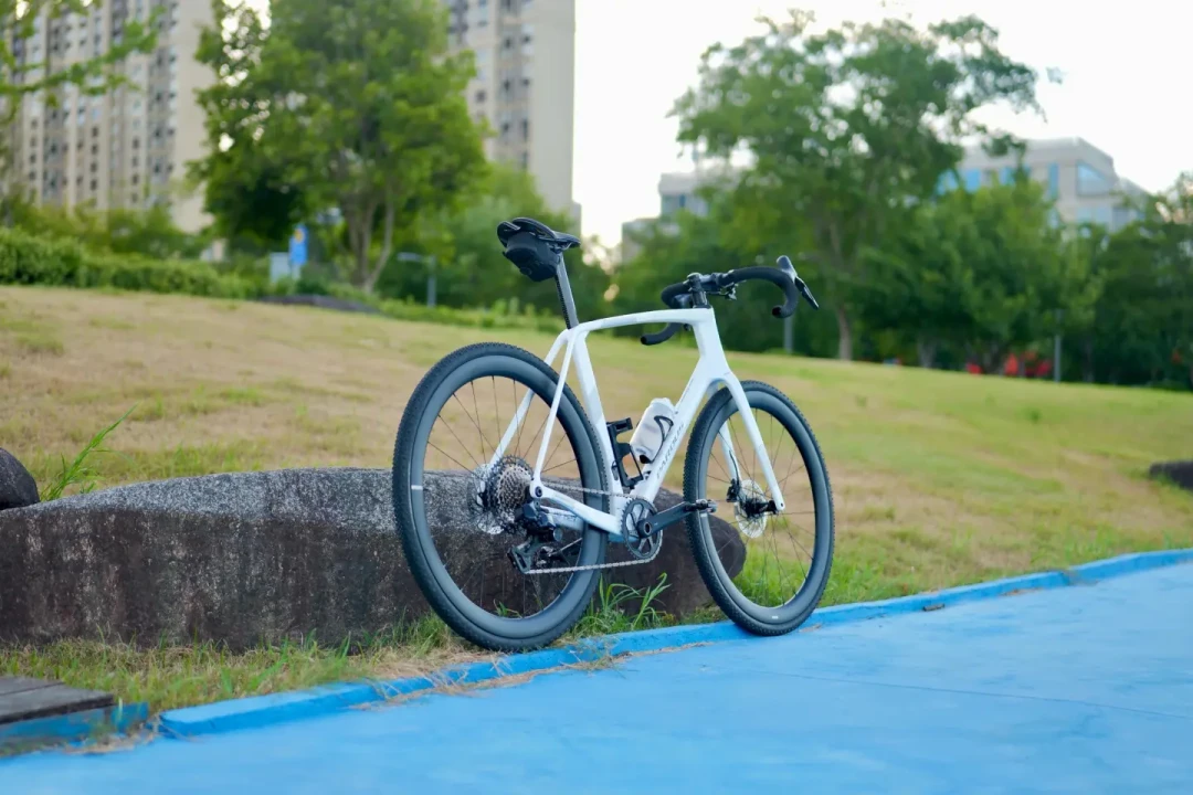 全套105 Di2的整车卖6999元:喜德盛AD600“买大套送车”的账算清了,但这3类人下手前要想清楚