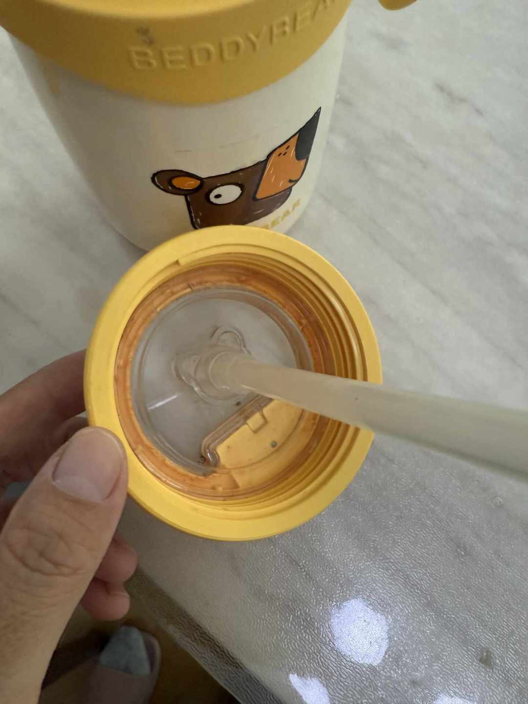 开学前把娃的水杯翻出来查查:刷完8月这波“喝细菌”热帖和医生建议,我把“留还是扔”的4级判断和0-200元花钱梯子整理出来了