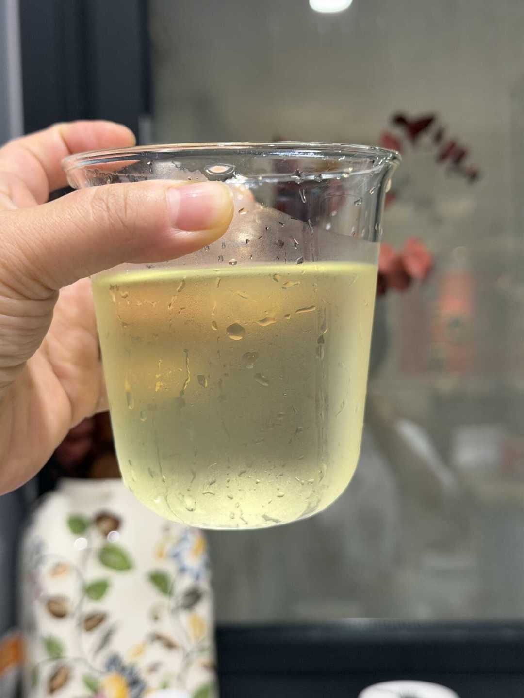 “透明西瓜汁”14万赞,做过的人却说“祛魅”了:翻完全网热门教程和翻车复盘,我把奶洗鸡尾酒的成本和坑算清了