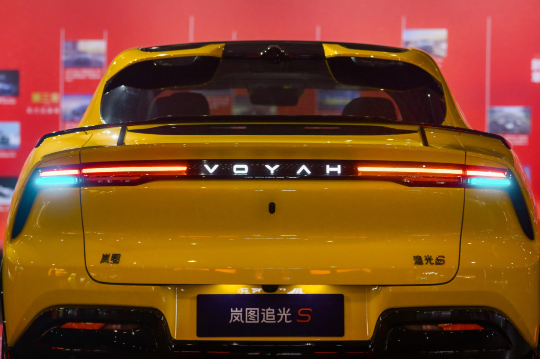 岚图追光S的隧道大回环不是AI,但视频确实藏了三件事:上市5天争议没停,凑热闹下单前先算清账