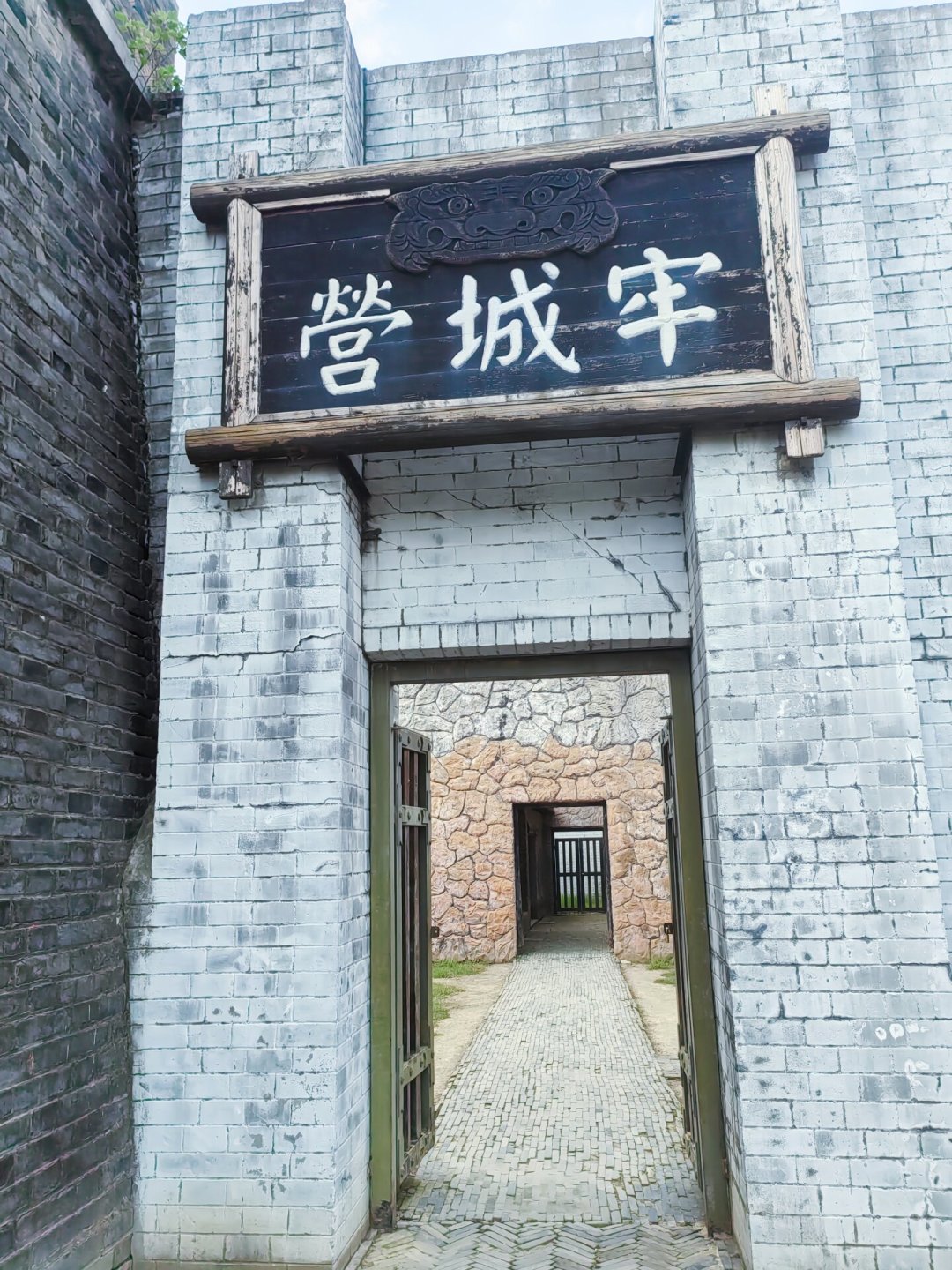98版《水浒传》片场采访刷屏：王婆被绑着受访、林冲戴枷喊“快得褥疮”，我把走红片段和演员现状逐条对了一遍，笑完有点沉默