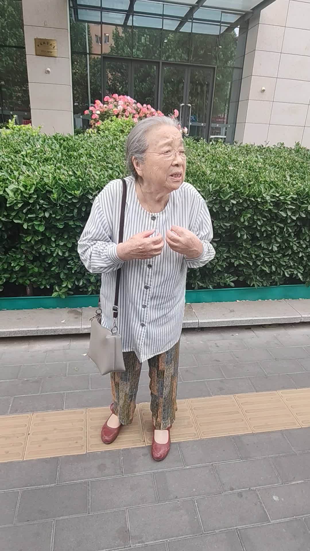 98版《水浒传》片场采访刷屏：王婆被绑着受访、林冲戴枷喊“快得褥疮”，我把走红片段和演员现状逐条对了一遍，笑完有点沉默