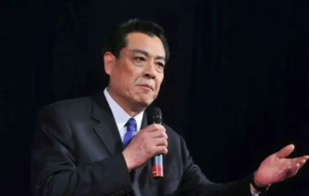 98版《水浒传》片场采访刷屏：王婆被绑着受访、林冲戴枷喊“快得褥疮”，我把走红片段和演员现状逐条对了一遍，笑完有点沉默