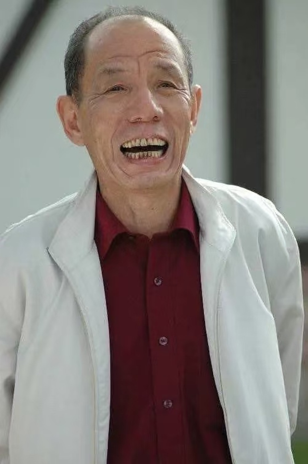 98版《水浒传》片场采访刷屏：王婆被绑着受访、林冲戴枷喊“快得褥疮”，我把走红片段和演员现状逐条对了一遍，笑完有点沉默