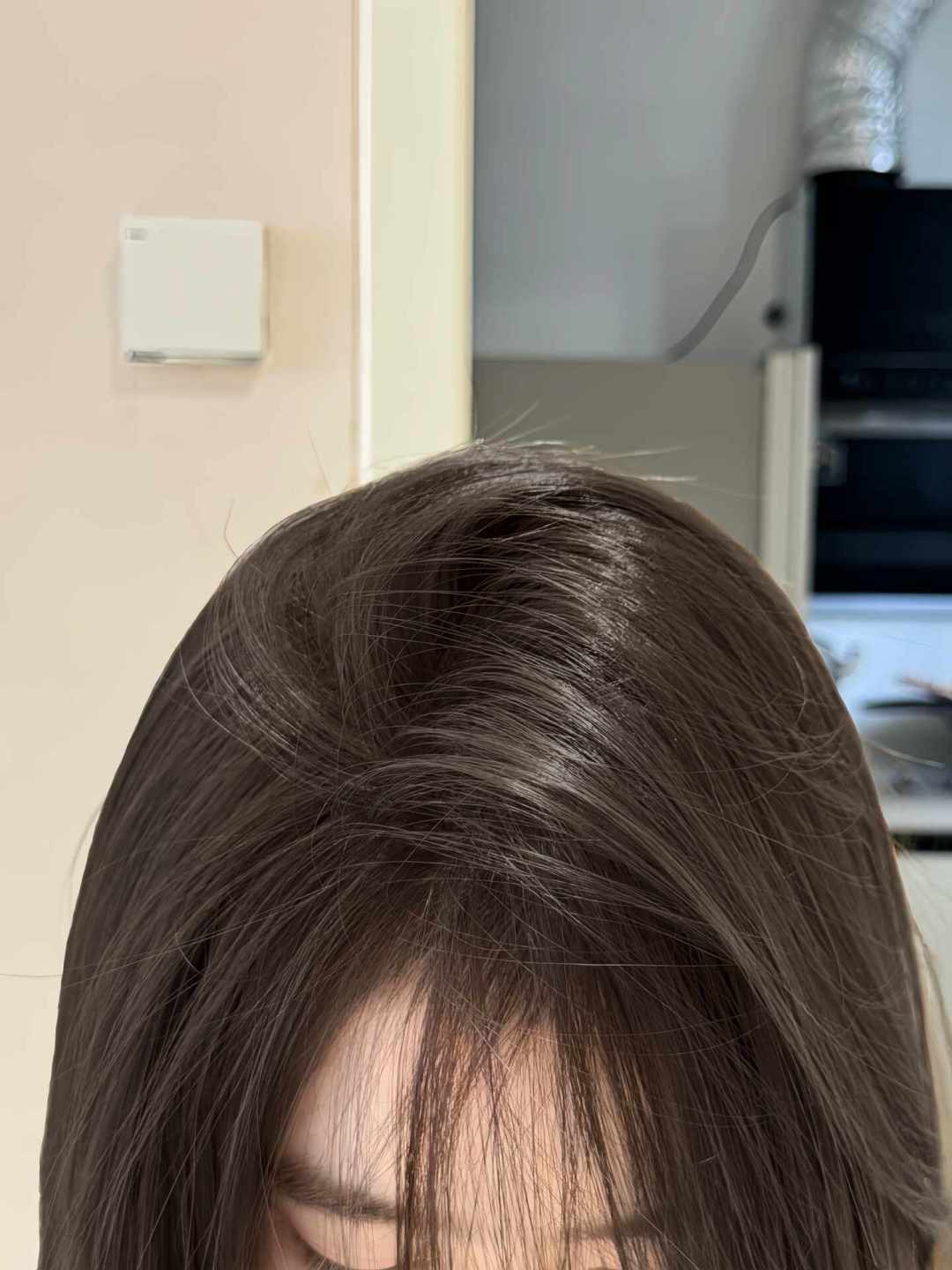 开学前想染个“显白发色”?翻完几十条爆火网图和翻车记录,我想说:黄皮第一步不是挑色号
