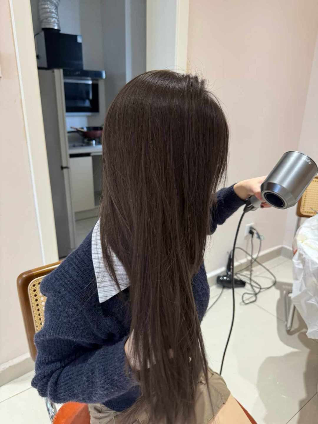 开学前想染个“显白发色”?翻完几十条爆火网图和翻车记录,我想说:黄皮第一步不是挑色号