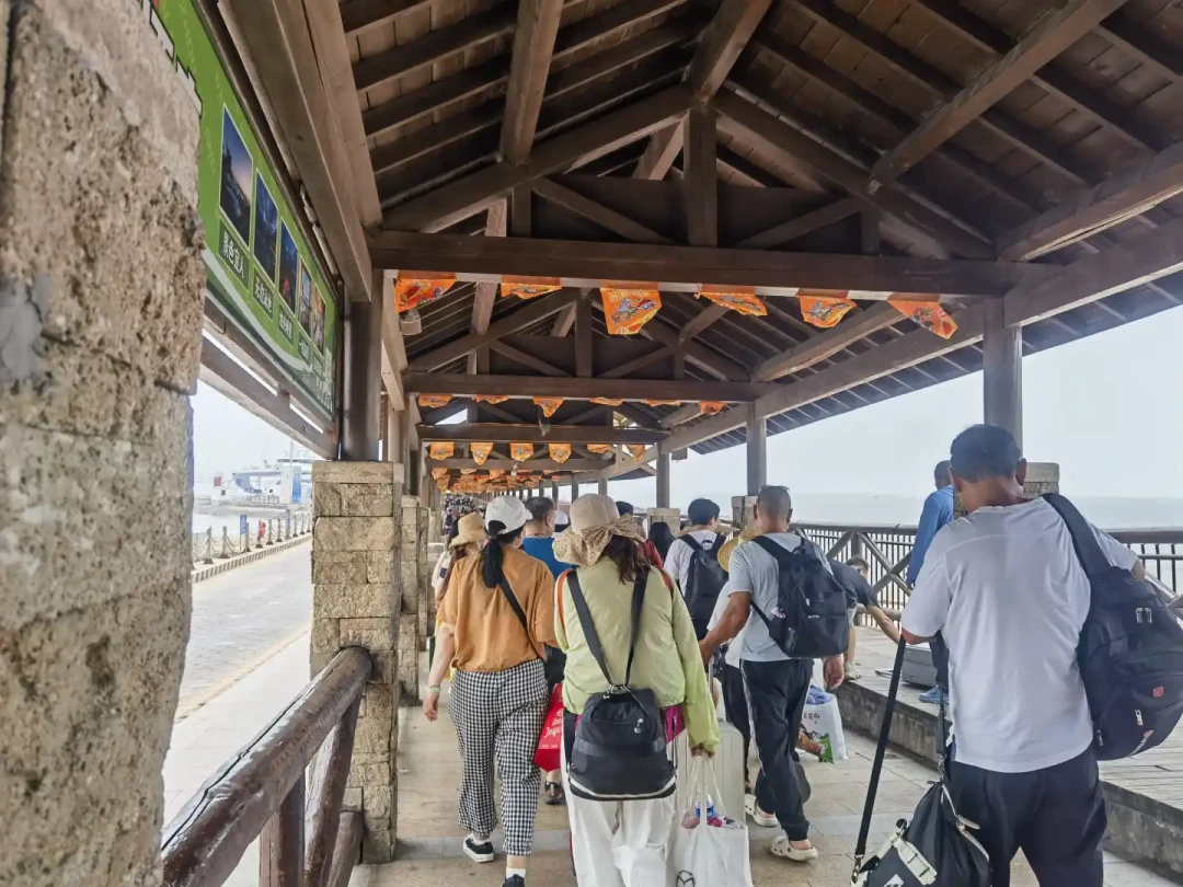 海岛旅居想捡漏涠洲岛民宿?一个月19条转让帖,剧本全是“孩子要出国”,私信前先算这笔账