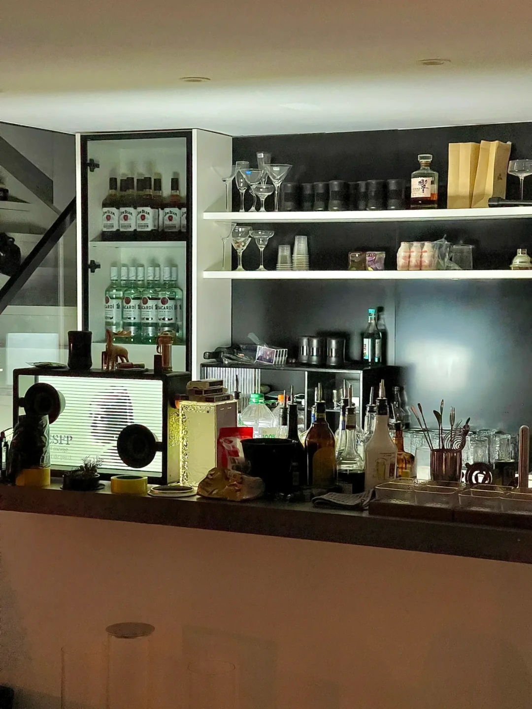 “边玩边赚钱,底薪200一晚”?翻完十几篇Homebar NPC招聘帖,我算了算这份兼职的真实时薪