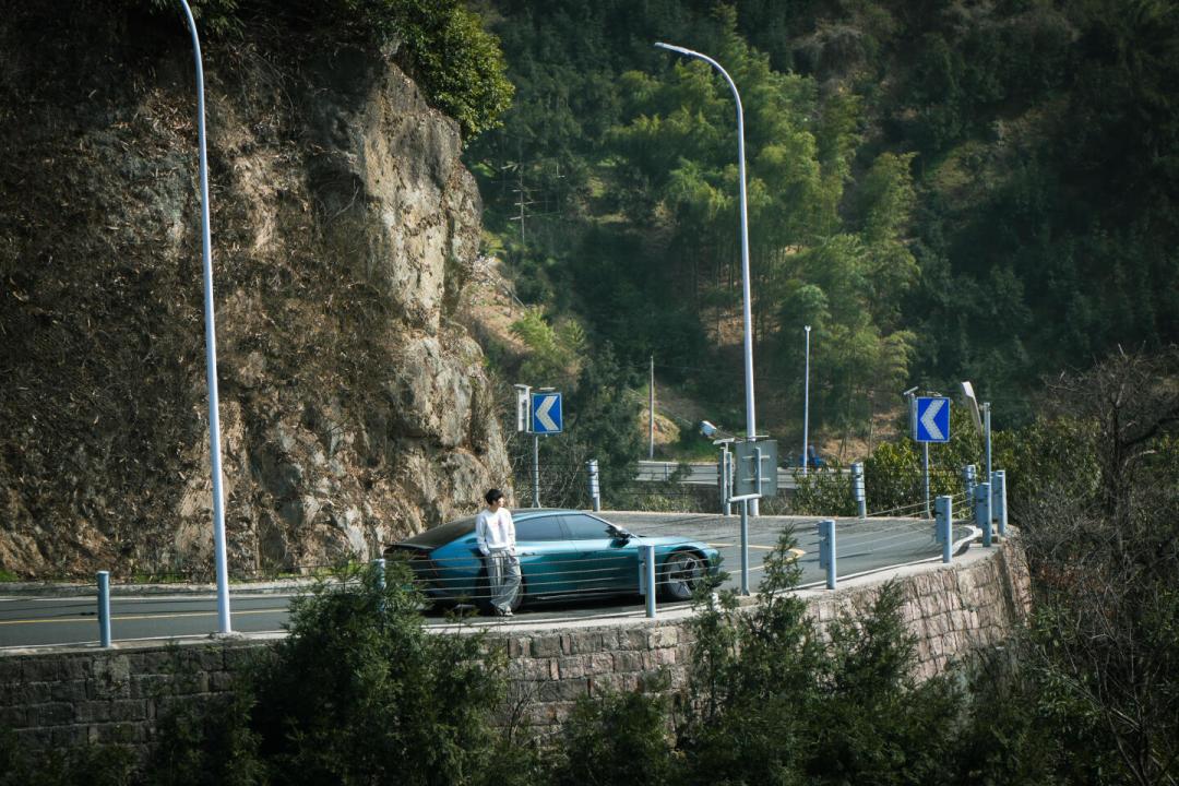 秦岭跑山悲剧还在发酵:翻完今年爆火的跑山事故视频,我发现杀手不是弯道,是那条中线